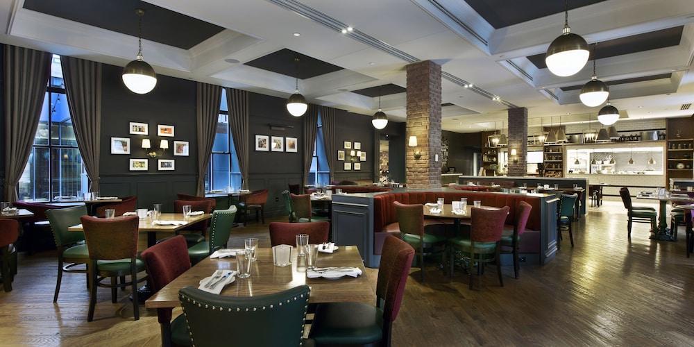 ホテル Doubletree By Hilton Ottawa Downtown エクステリア 写真