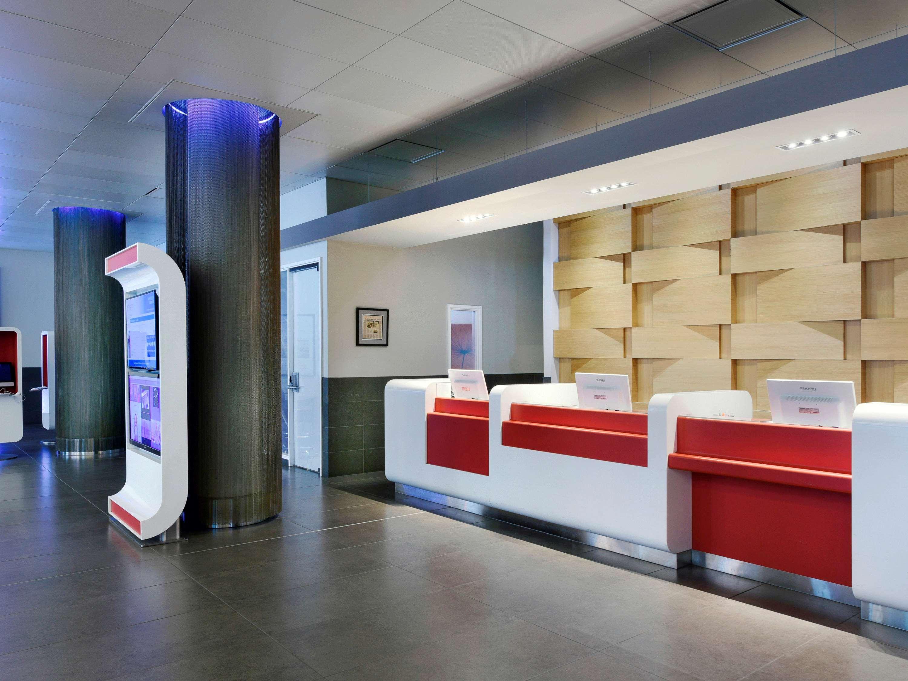 ホテル Doubletree By Hilton Ottawa Downtown エクステリア 写真