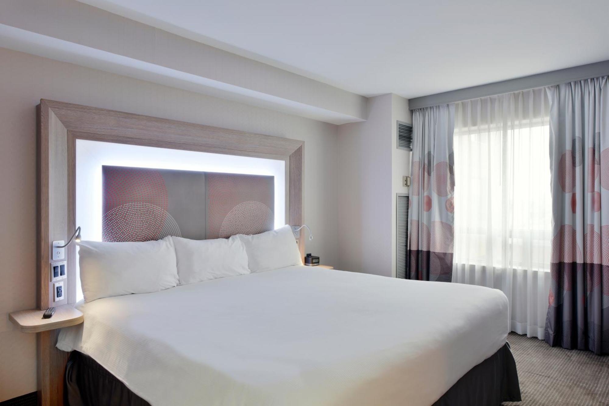 ホテル Doubletree By Hilton Ottawa Downtown エクステリア 写真