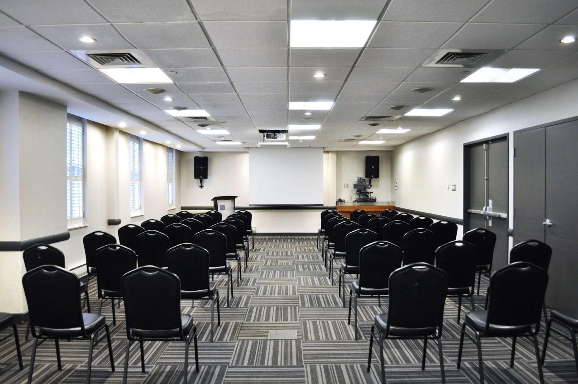 ホテル Doubletree By Hilton Ottawa Downtown エクステリア 写真