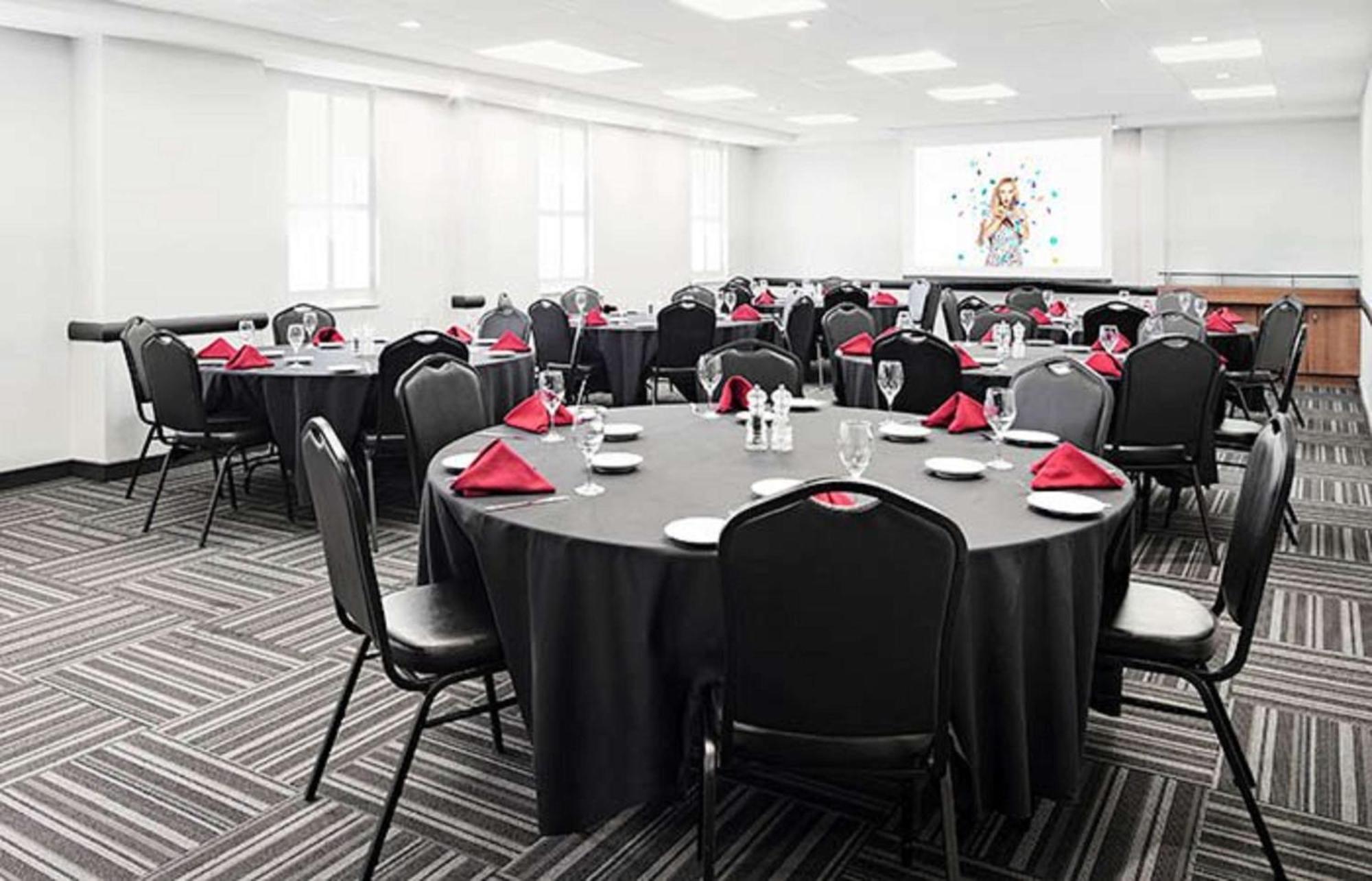 ホテル Doubletree By Hilton Ottawa Downtown エクステリア 写真