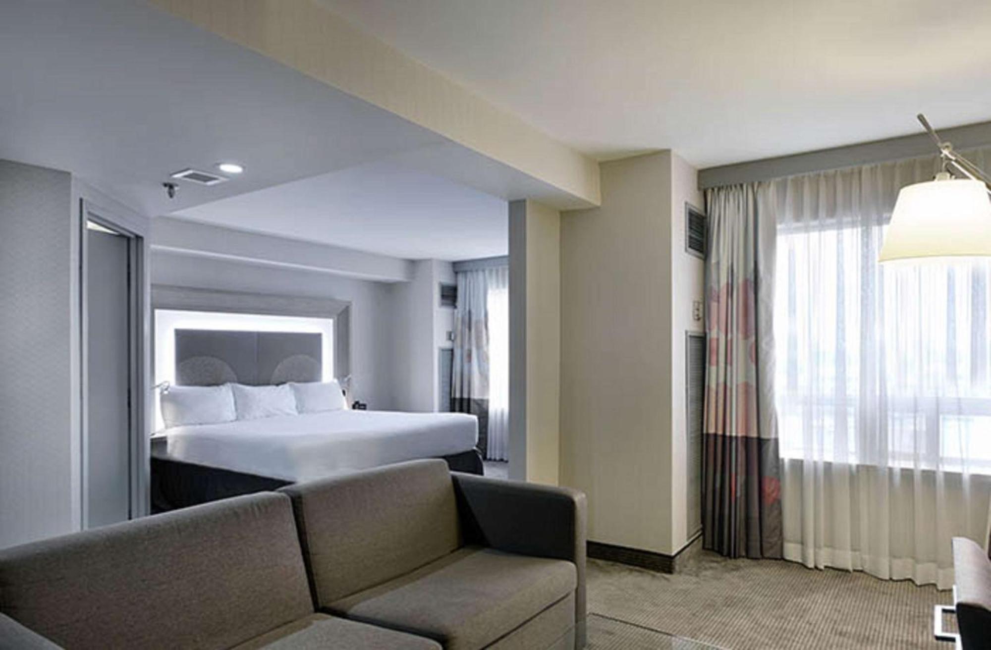 ホテル Doubletree By Hilton Ottawa Downtown エクステリア 写真