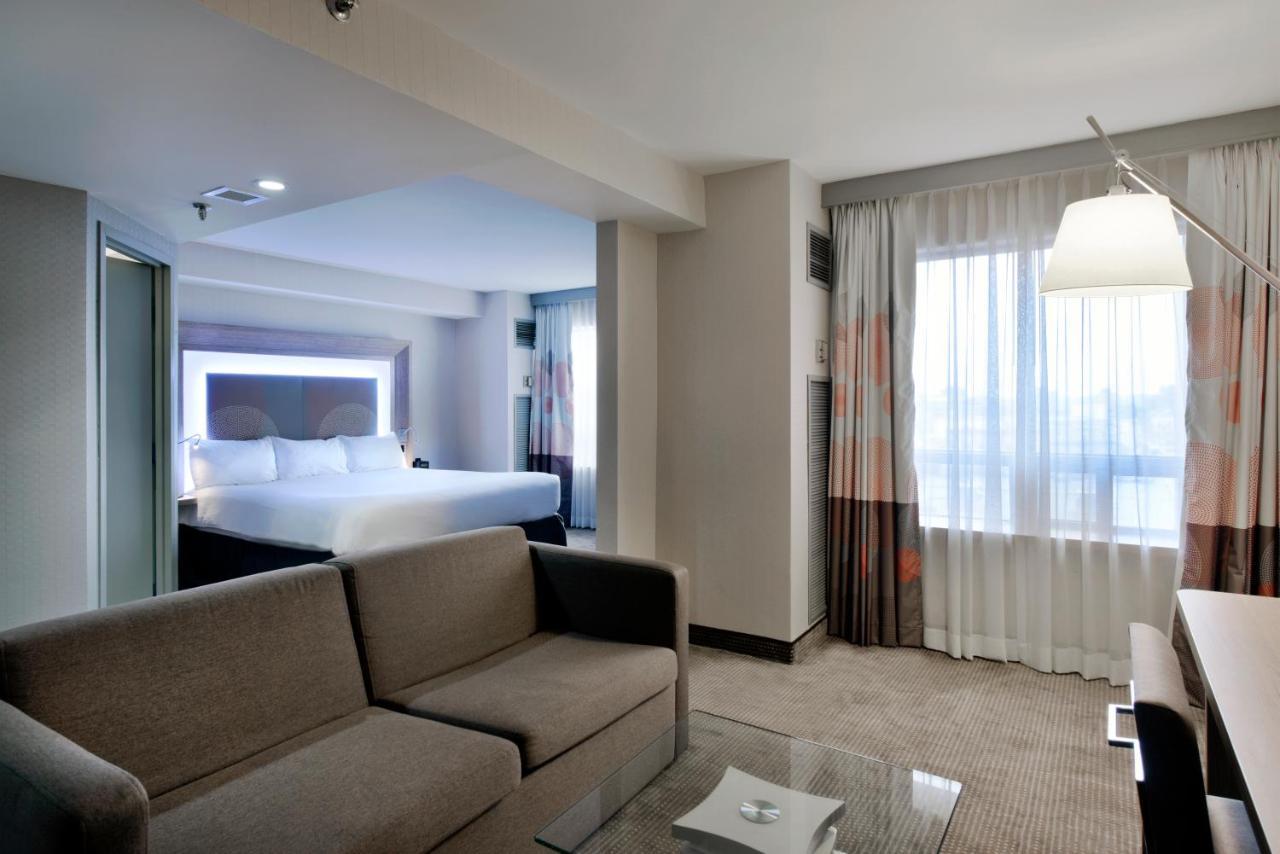 ホテル Doubletree By Hilton Ottawa Downtown エクステリア 写真