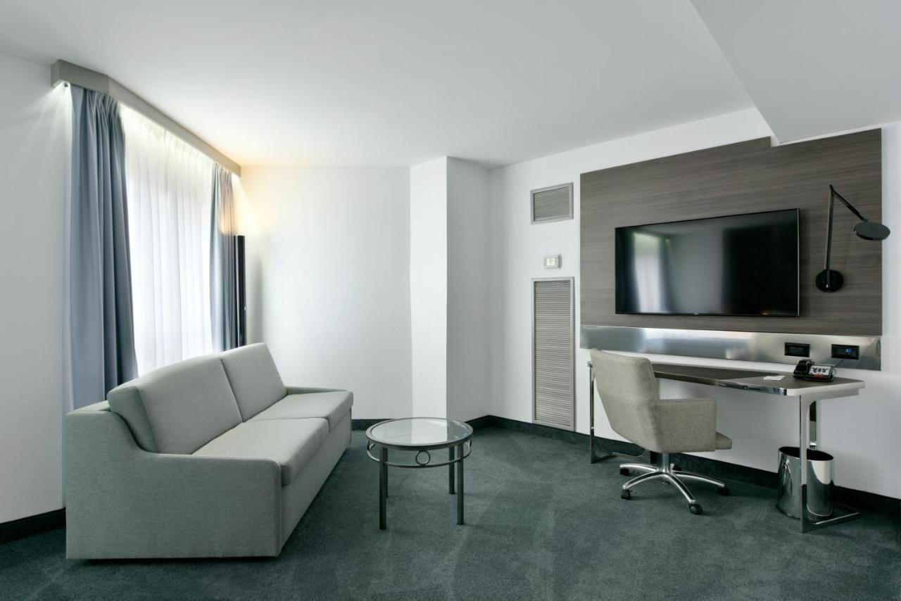ホテル Doubletree By Hilton Ottawa Downtown エクステリア 写真