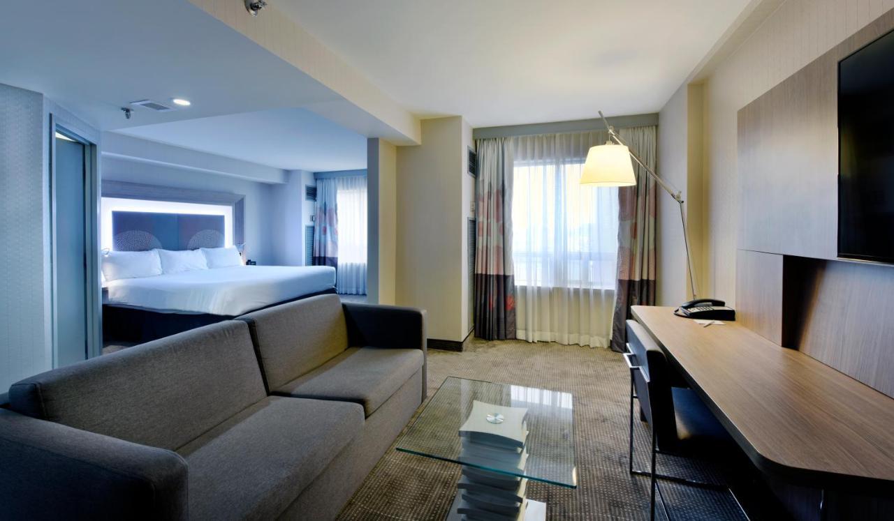 ホテル Doubletree By Hilton Ottawa Downtown エクステリア 写真