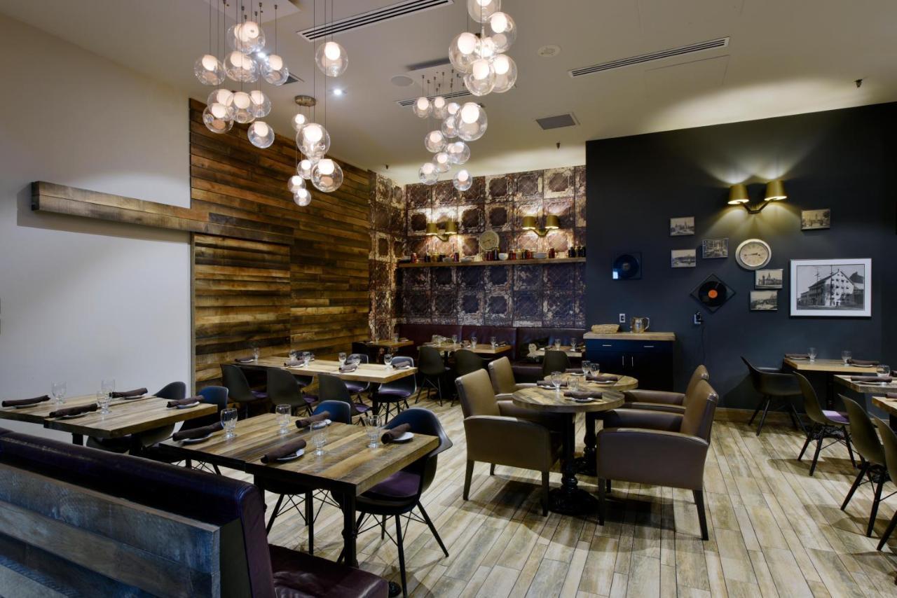 ホテル Doubletree By Hilton Ottawa Downtown エクステリア 写真