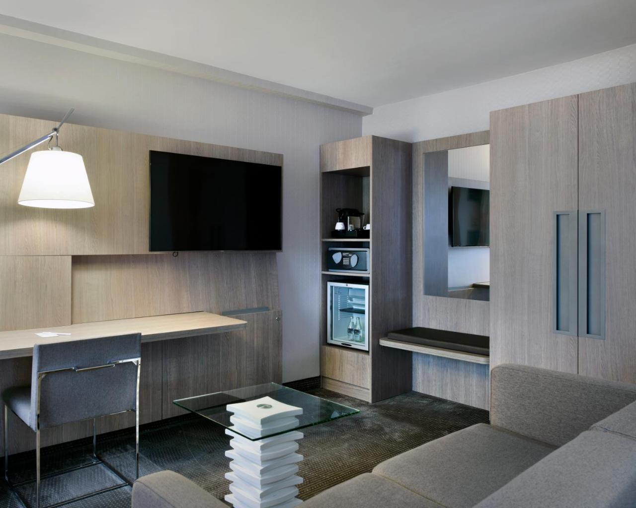 ホテル Doubletree By Hilton Ottawa Downtown エクステリア 写真