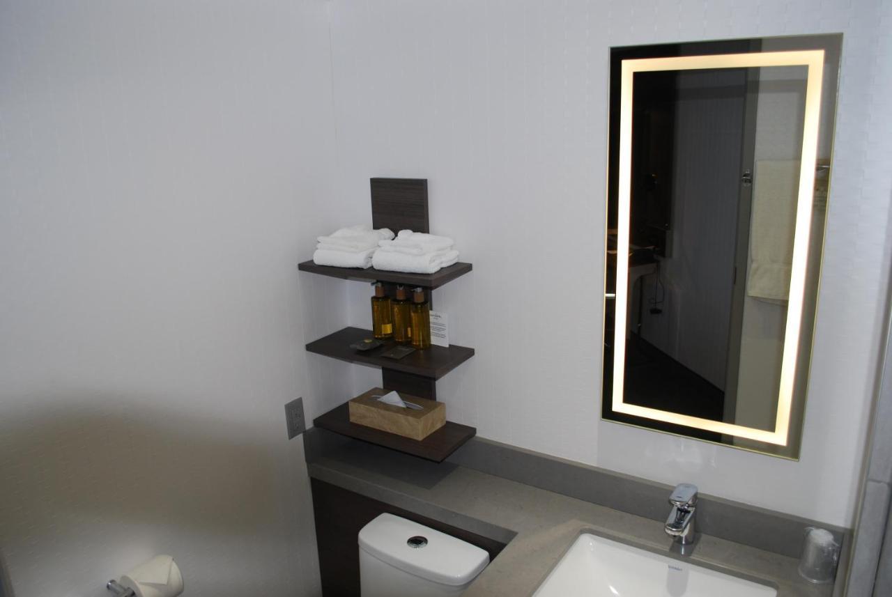 ホテル Doubletree By Hilton Ottawa Downtown エクステリア 写真
