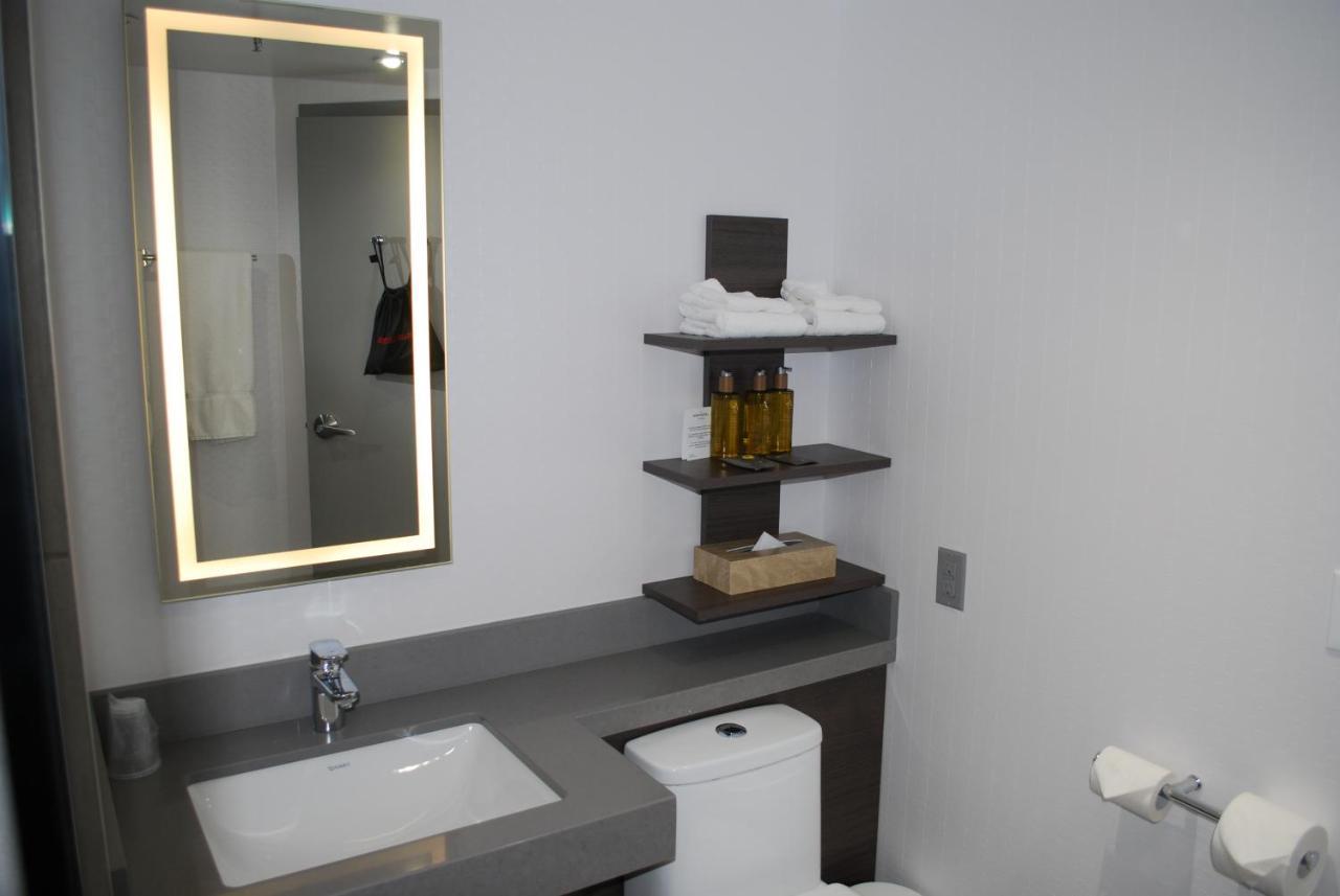 ホテル Doubletree By Hilton Ottawa Downtown エクステリア 写真